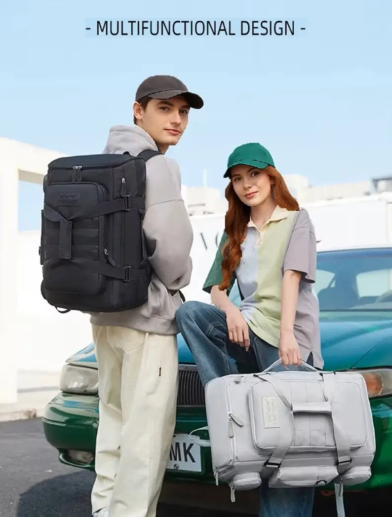 Sac à dos sport noir et blanc porté par un couple en extérieur, mettant en avant son design multifonction et sa portabilité urbaine.
