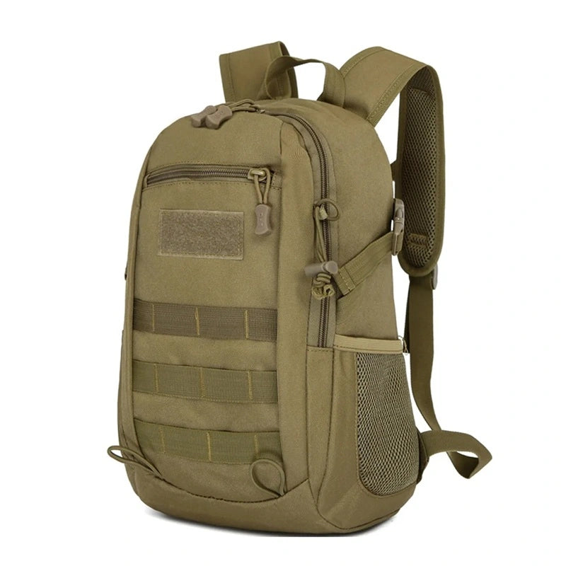 Sac à dos style militaire Femme en kaki, présenté en vue de trois-quarts avec détails MOLLE visibles.