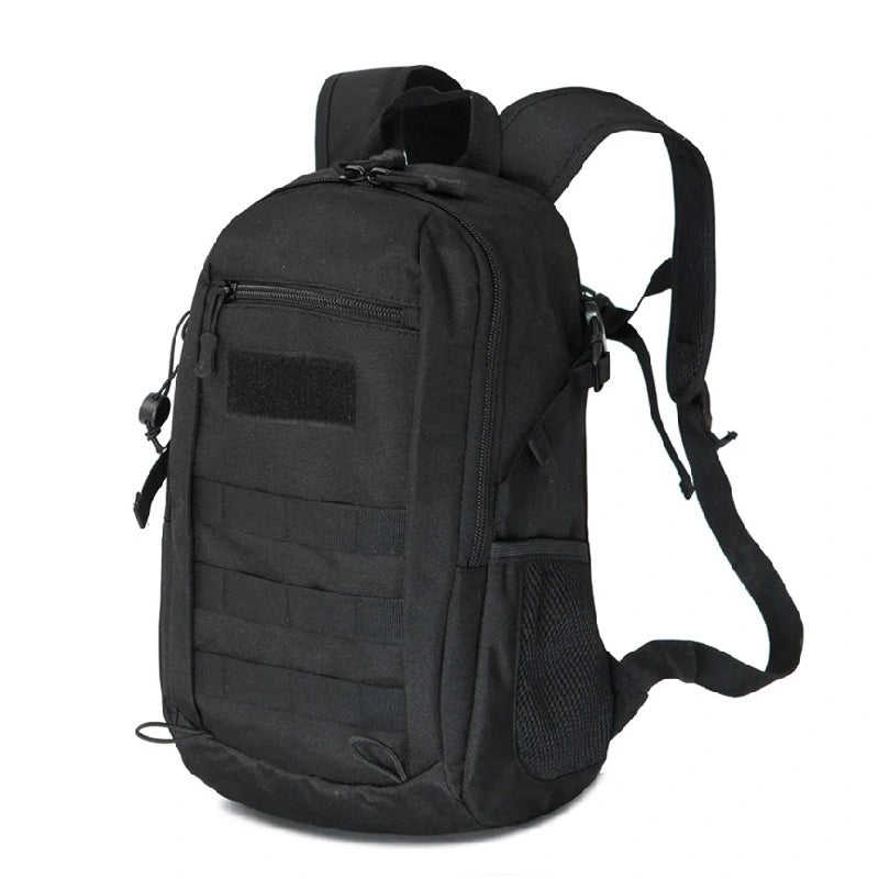 Sac à dos style militaire Femme en version noire, vue de trois-quarts, sur fond blanc neutre.
