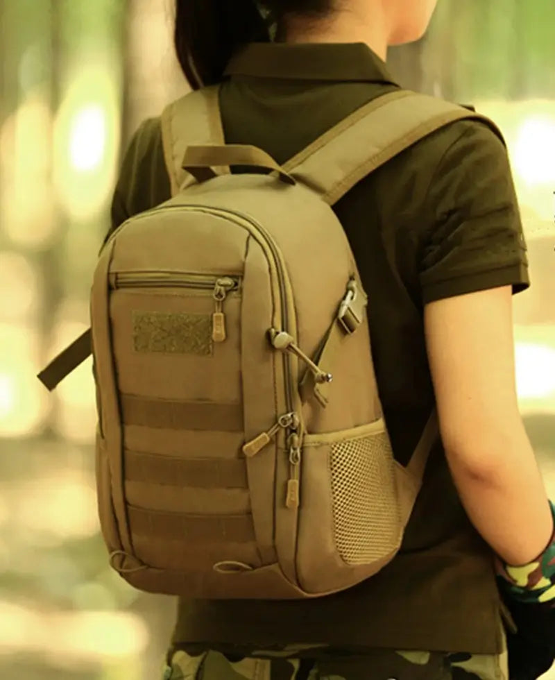 Sac à dos style militaire Femme porté en pleine forêt par une femme de dos, ambiance randonnée.