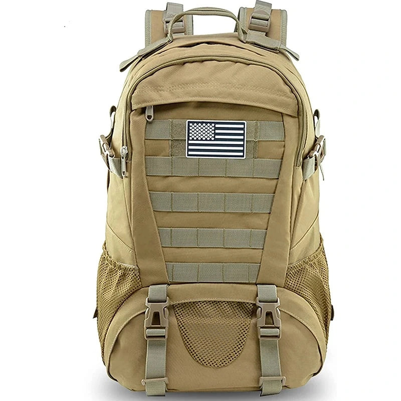 Sac à dos tactique 35 litres couleur kaki clair avec poches latérales en maille sur fond neutre