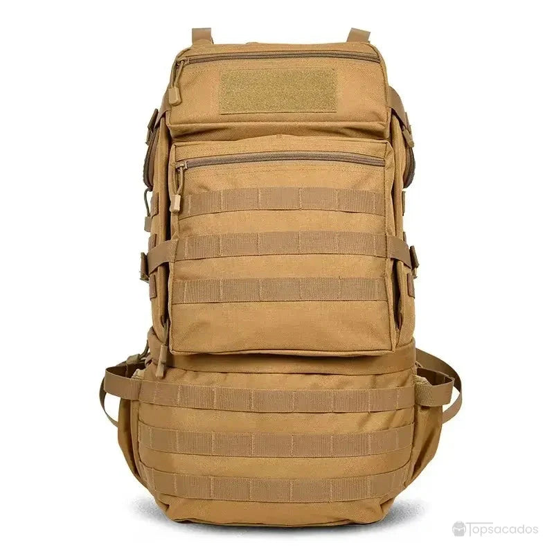 Sac à dos tactique beige vu de face, mettant en évidence les poches à fermeture zippée et les bandes molle sur toute la surface, sur fond blanc studio.