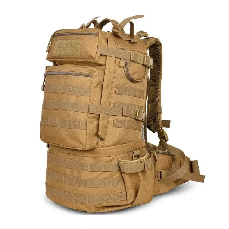 Sac à dos tactique beige avec sangles renforcées et boucles d’attache, photographié en angle trois-quarts sur fond clair pour une vue complète du volume.