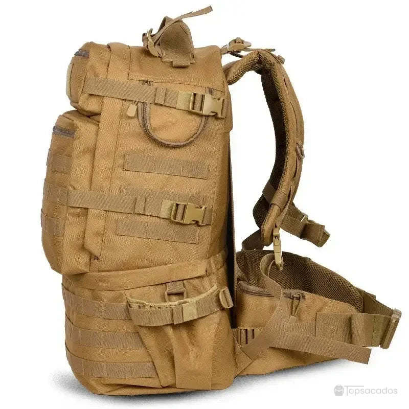 Sac à dos tactique beige vu de profil, équipé de poches latérales et de bretelles épaisses, adapté aux activités de randonnée ou de survie.