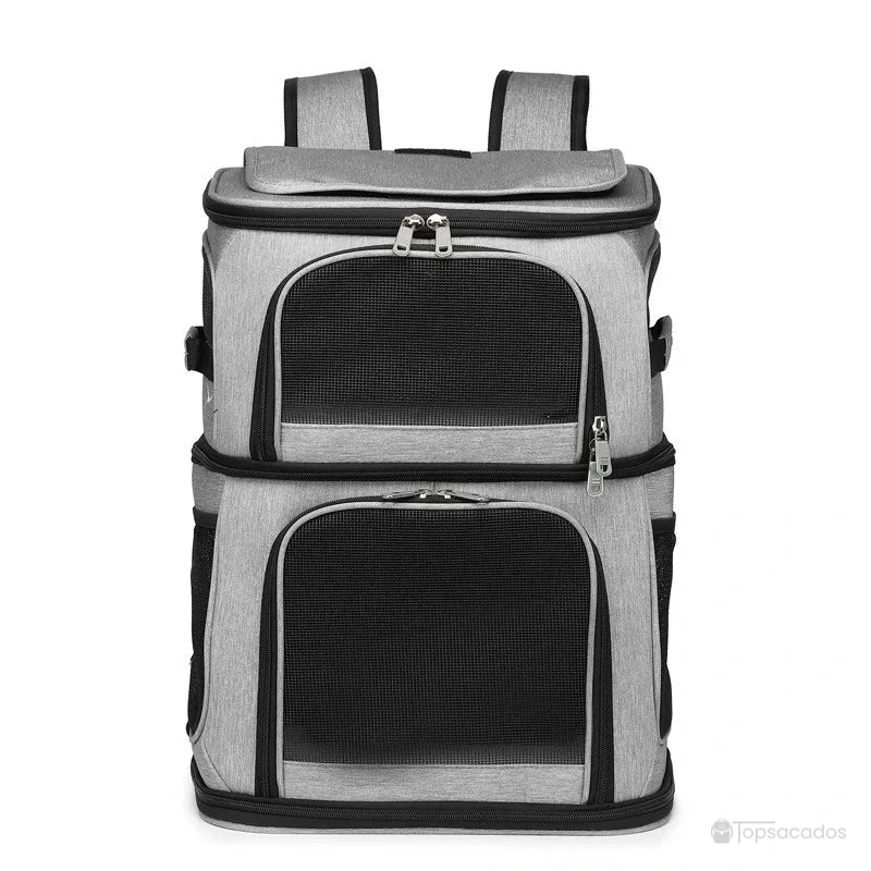 Sac à dos transport chat duo - version grise vue de face avec fermetures éclair et fenêtres d’aération, sur fond blanc neutre.