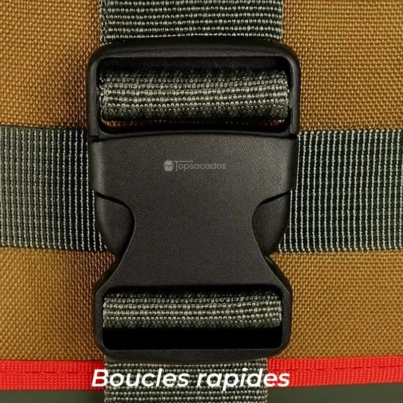 Sac à dos trekking gros plan sur boucle rapide noire et sangle robuste, assurant une fermeture sécurisée.