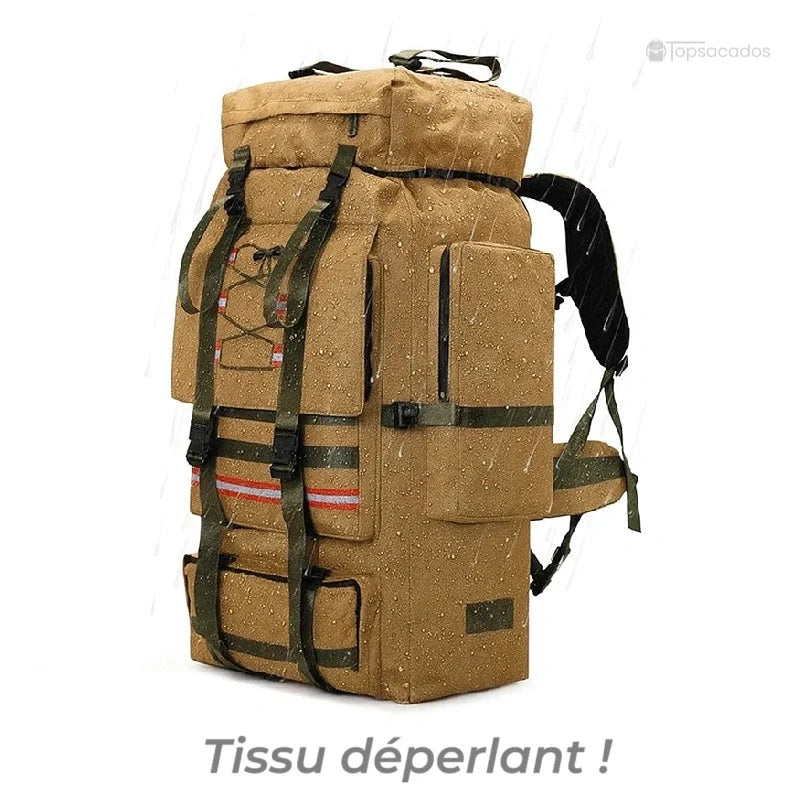 Sac à dos trekking beige sous la pluie avec effet déperlant, conçu pour résister à l'humidité pendant les aventures en extérieur.