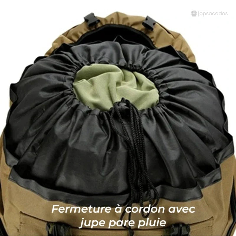 Sac à dos trekking gros plan sur la fermeture à cordon avec jupe pare-pluie noire, protégeant l’intérieur du sac.