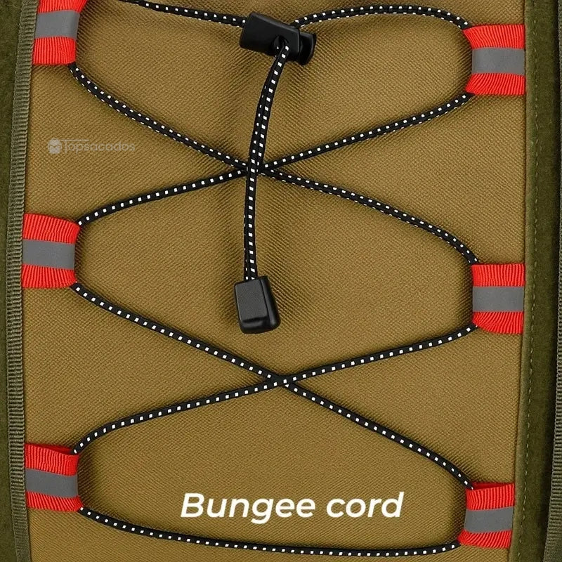 Sac à dos trekking gros plan sur cordon élastique croisé avec attaches rouges réfléchissantes.