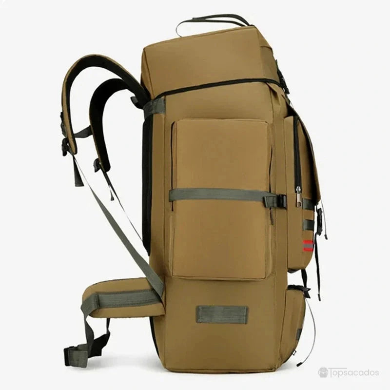 Sac à dos trekking kaki vu de profil, montrant les poches latérales et la ceinture de maintien pour les longues randonnées.