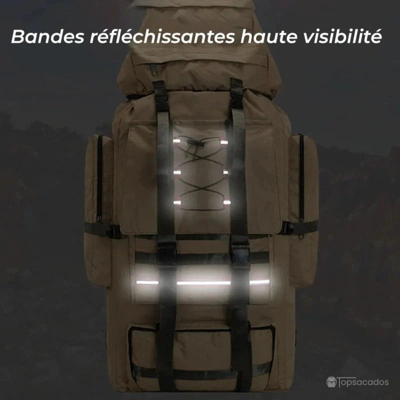 Sac à dos trekking beige en pleine nuit avec bandes réfléchissantes haute visibilité pour sécurité maximale.