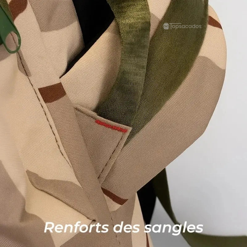 Sac à dos trekking camouflage zoom sur les renforts de couture des sangles pour une résistance optimale.