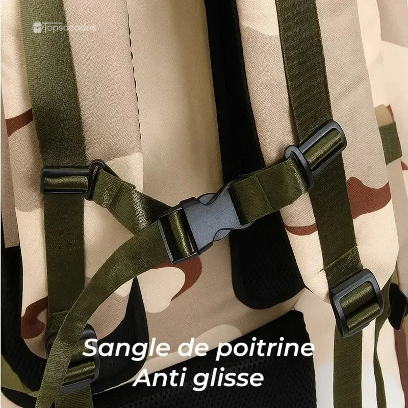 Sac à dos trekking gros plan sur sangle de poitrine anti-glisse avec boucle de fixation robuste.