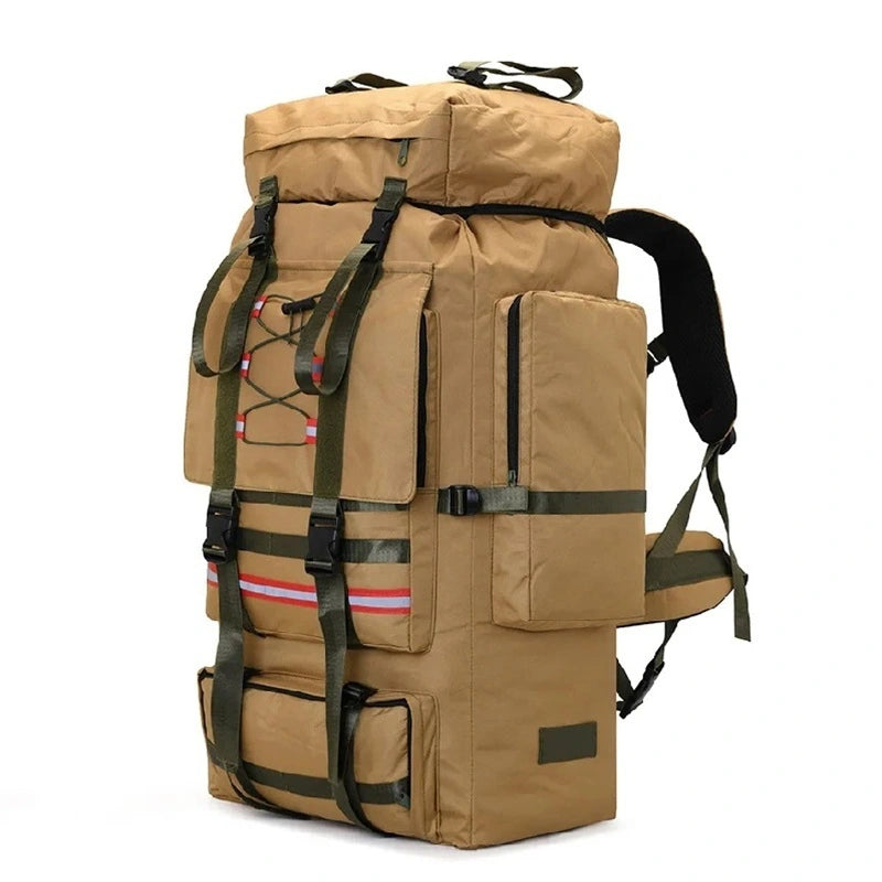 Sac à dos trekking beige avec sangles vertes et poches multiples, idéal pour les longues randonnées en extérieur.