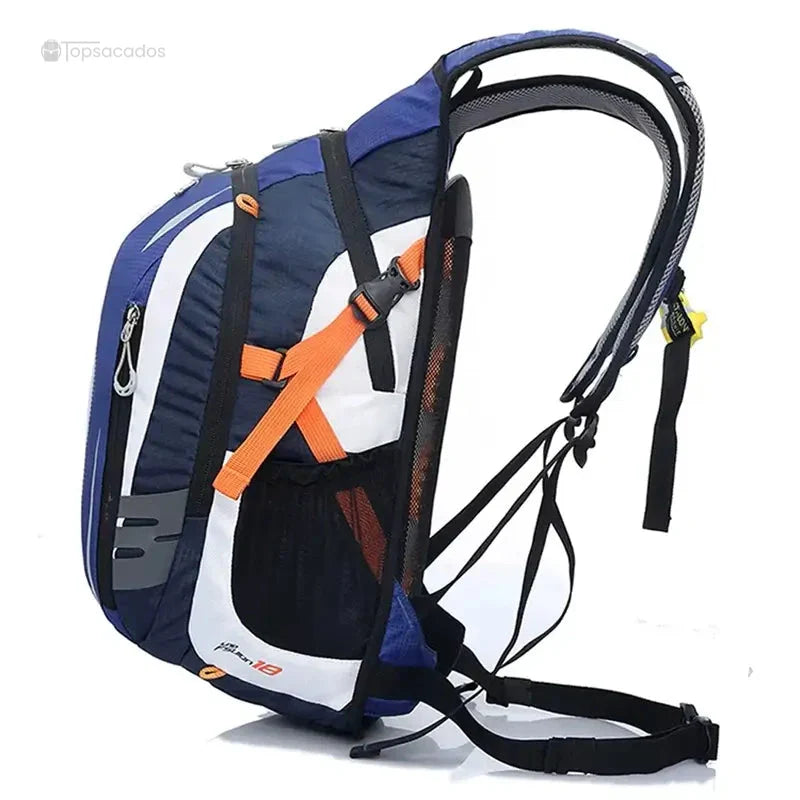 Sac à dos vélo avec poche à eau vu de profil, avec sangles de compression orange et poche latérale en filet.