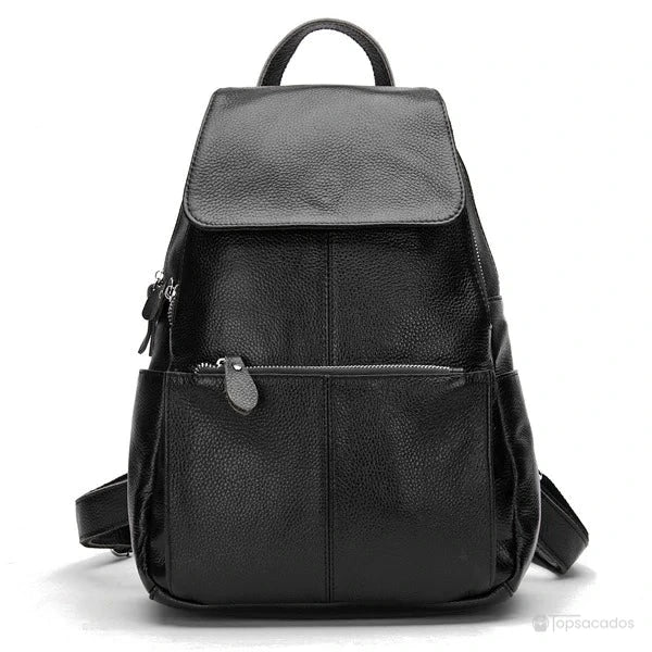 sac à dos ville femme noir élégant en cuir grainé, avec fermeture éclair frontale et rabat arrondi, présenté sur fond clair