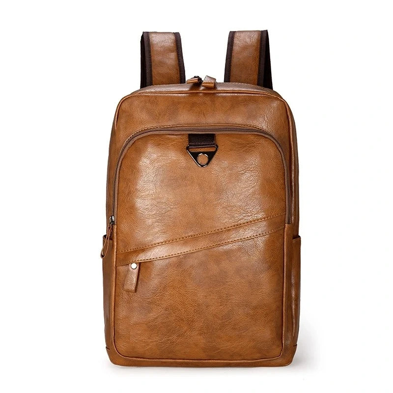 Sac à dos ville homme en simili cuir marron avec poche frontale inclinée et anneau métallique décoratif.