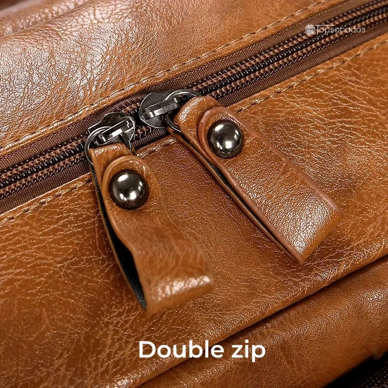 Sac à dos ville homme avec fermeture éclair double zip robuste et finitions métalliques brillantes.