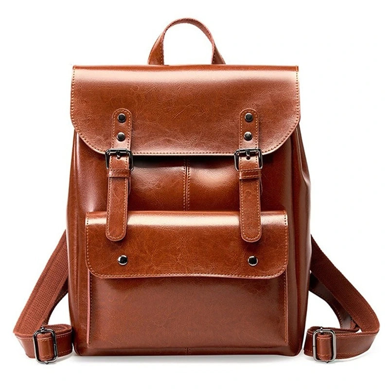 Sac à dos vintage pour femme en simili cuir marron, vu de face sur fond blanc, mettant en valeur sa forme rectangulaire élégante et ses deux boucles décoratives.