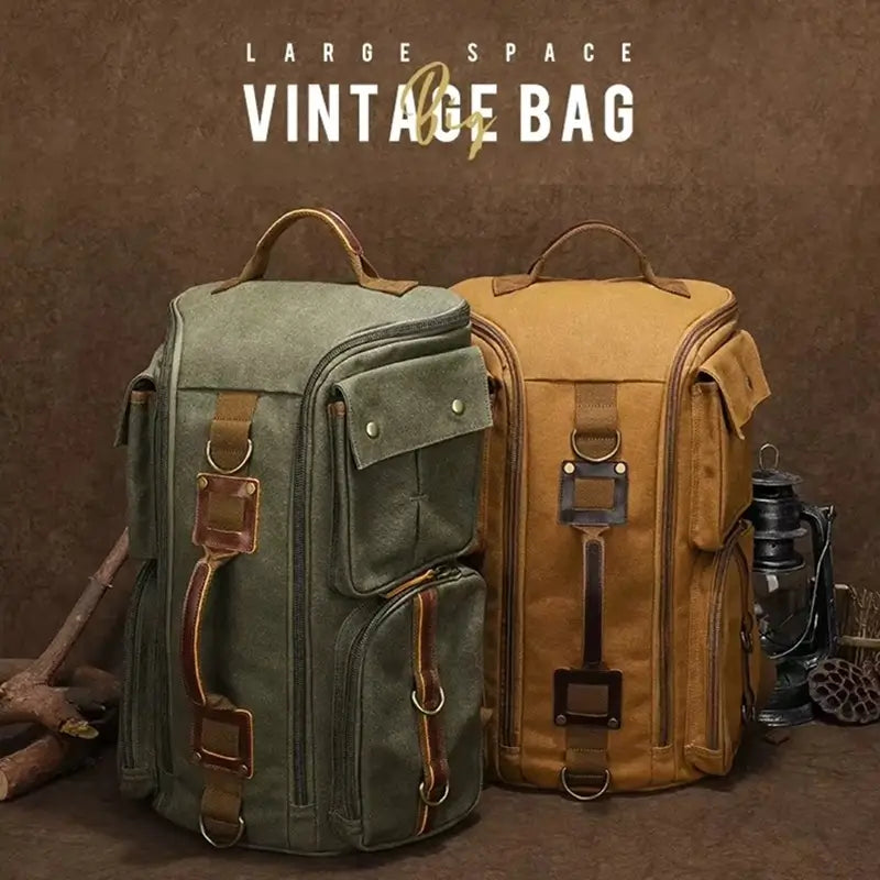 Sac à dos vintage vert et marron côte à côte sur fond rustique avec lampe tempête et bûches