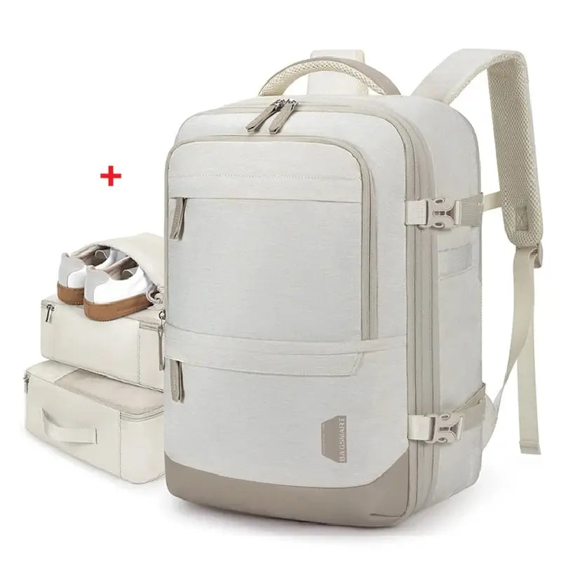 Sac à dos voyage extensible beige vu de face avec deux pochettes de rangement, posé sur fond blanc, montrant un compartiment à chaussures séparé.