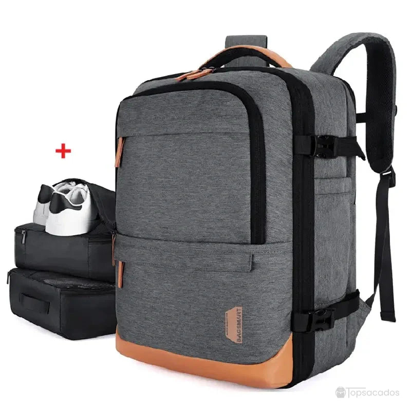 Sac à dos voyage extensible gris foncé avec coins camel, accompagné de deux compartiments modulables pour chaussures et vêtements.