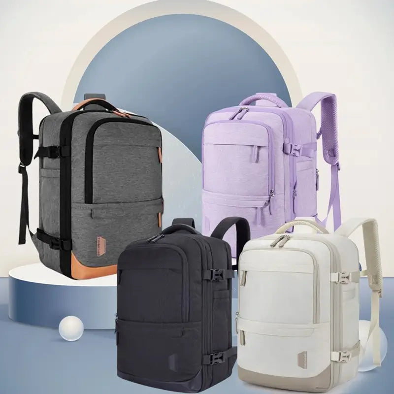 Sac à dos voyage extensible décliné en quatre coloris – gris, violet, noir et beige – présentés sur un socle décoratif dans un décor épuré et moderne.