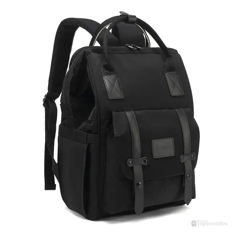 Sac à langer à dos noir élégant avec finitions sombres, présenté sur fond blanc.