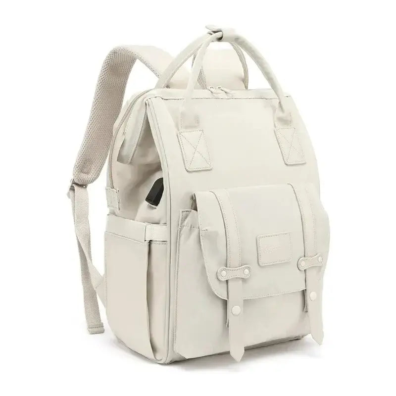Sac à langer à dos beige clair vu de face, design épuré et pratique pour le quotidien.